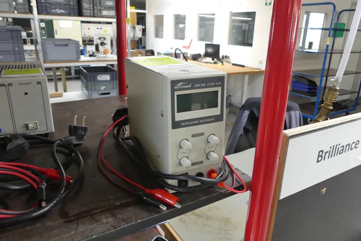 MC Power - Regelbares Netzgerät Modell: LBN-305 0-30V 0-5A